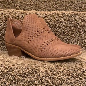 Universal Thread Size 9 Brown Shoes